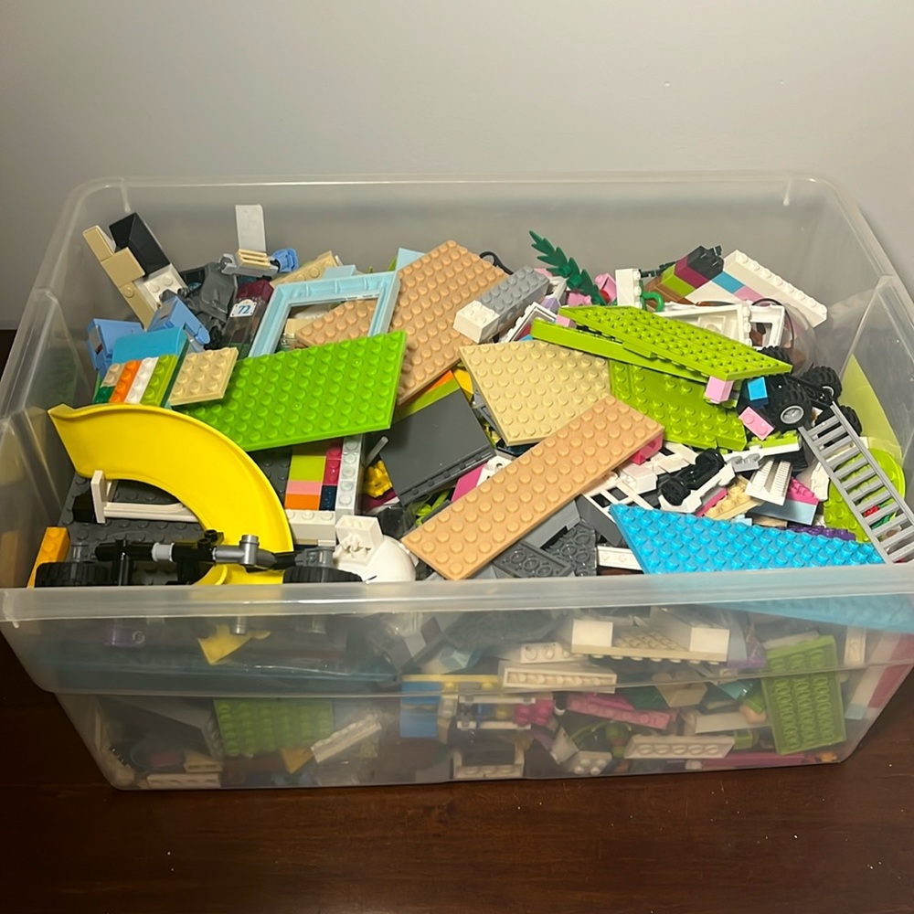 MANY LEGO PIECES